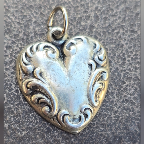 Vintage Victorian revival silver repousse scrollwork puffy heart pendant - Picture 7 of 16